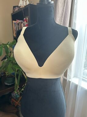 SKIMS Light Beige Wireless V-Neck T-Shirt Bra